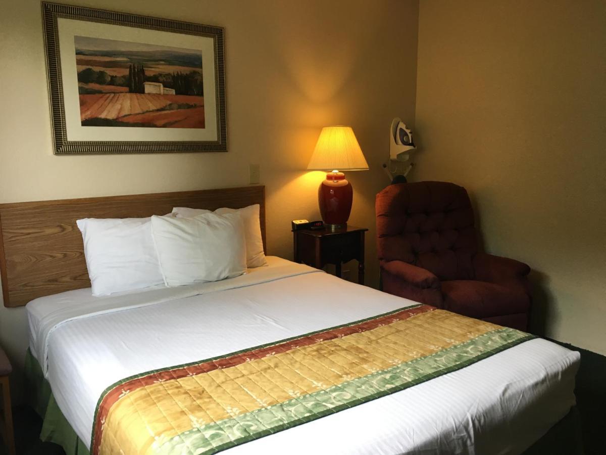Cassville Four Seasons Inn & Suites Exterior foto